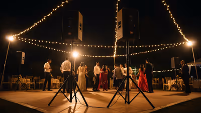 Equipo de audio profesional montado en un evento