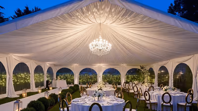 Carpa montada para un evento al aire libre