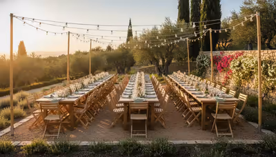 Canopy de techo con guirnaldas de luces Edison sobre una boda en jardín en CDMX
