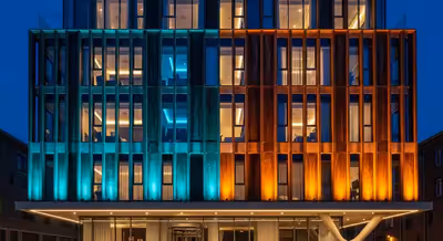 Fachada de edificio moderno bañada con luz flood RGBW de gran potencia