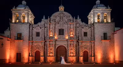 Fachada de venue iluminada con luz arquitectónica de color para un evento en CDMX