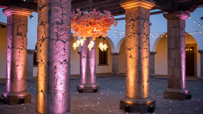 Iluminación decorativa elegante en un evento en CDMX