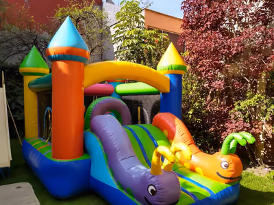 Inflable Castillo Blanco montado en un jardín como parte de un paquete de fiesta EVENTECH y BRINCOLINS en CDMX
