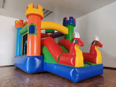 Niños jugando en el inflable Dragones Rojos durante una fiesta infantil organizada con EVENTECH y BRINCOLINS en CDMX