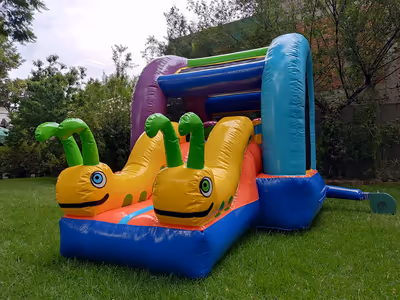 Inflable Gusanitos montado en una fiesta infantil en CDMX, ejemplo del catálogo de brincolines EVENTECH y BRINCOLINS