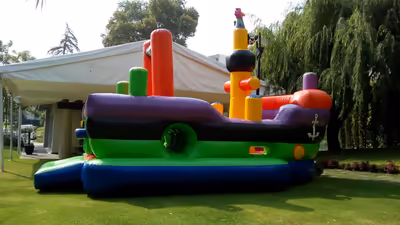 Inflable grande montado en un evento con muchos asistentes