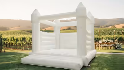 Mobiliario y decoración alrededor de un inflable en un evento