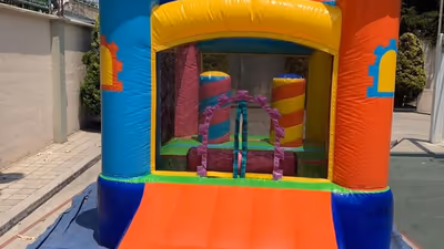 Instalación de un inflable grande en un campo abierto