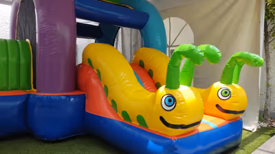Inflable montado en un evento con varios equipos
