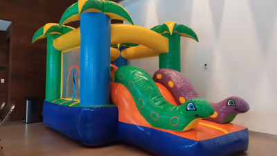 Inflable ya instalado en el jardín de una casa