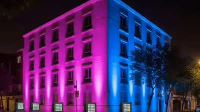 Luz de color proyectada sobre una superficie en un evento