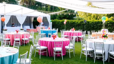 Mesas y sillas montadas para una fiesta infantil
