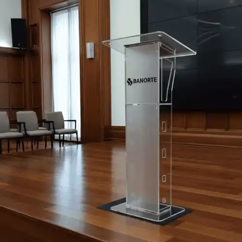 Grabado láser de un logotipo sobre un podium