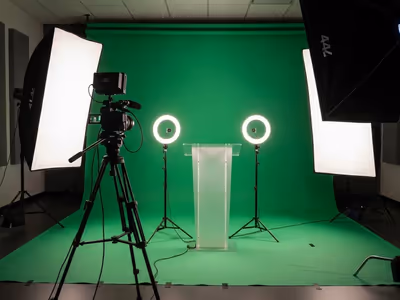 Podium montado frente a un fondo chroma para streaming