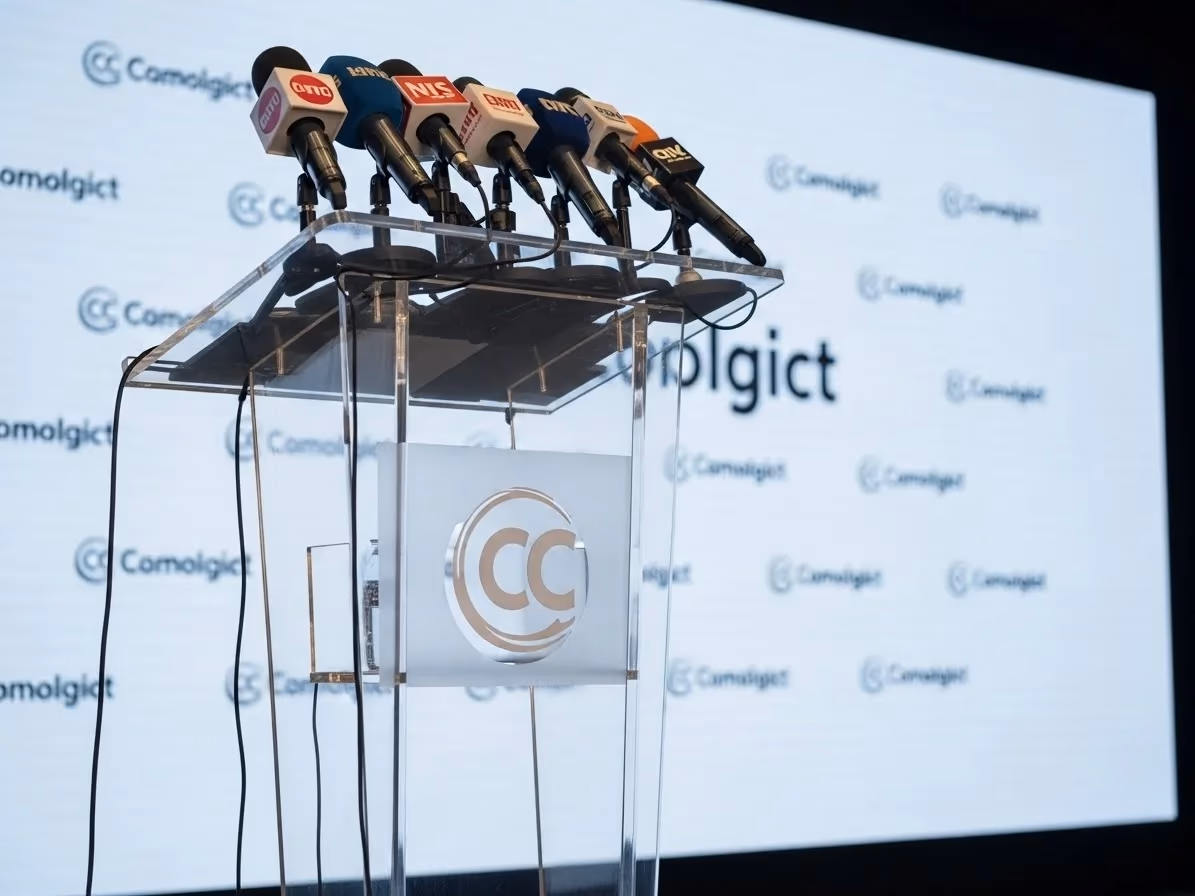 Podium en una conferencia de prensa con varios micrófonos