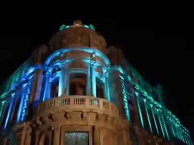 Fachada de un edificio con uplighting azul y verde