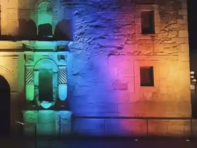 Muro de cantería bañado de color con uplighters LED