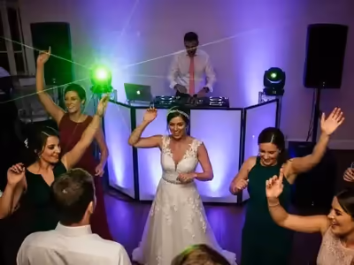DJ y equipo de audio durante la fiesta de una boda