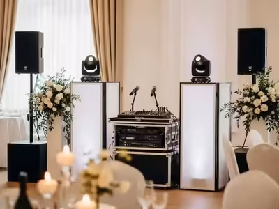 Montaje de bocinas, subwoofers y rack de audio en un salón de boda