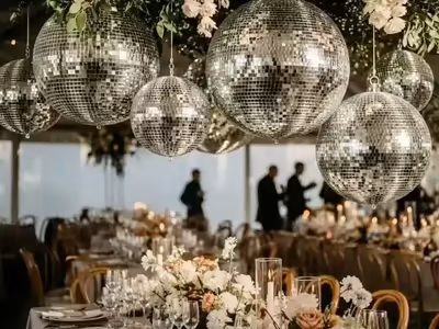 Racimo de bolas disco colgadas como decoración de techo