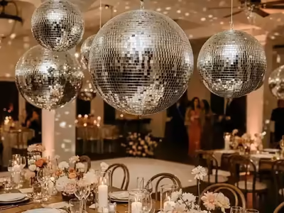 Bolas disco colgadas sobre la zona de mesas de un evento