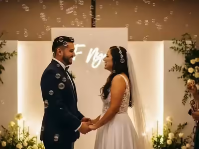 Burbujas alrededor de una pareja durante la ceremonia