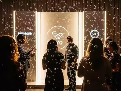 Burbujas iluminadas en un evento corporativo de noche