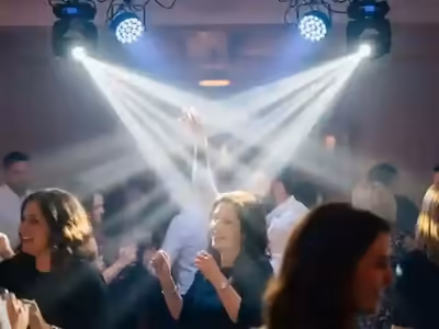 Cabezas móviles montadas sobre una pista de baile con haces cruzados
