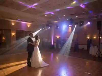 Primer baile de boda iluminado con haces de cabezas móviles