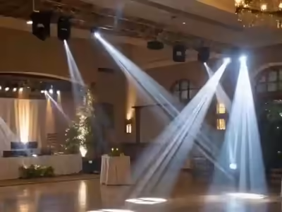 Montaje de cabezas móviles en truss dentro de un salón de eventos