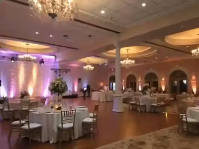 Salón con arcadas y columnas iluminado de color de muro a muro