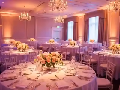 Color cubriendo los muros de un salón de eventos con candiles