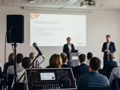 Consola de audio operada durante un congreso empresarial
