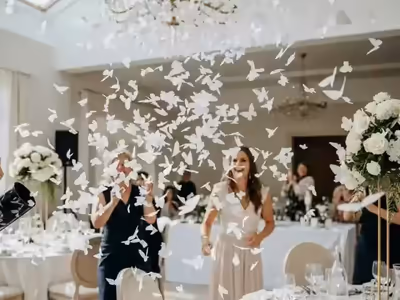Confeti cayendo sobre los invitados en la pista de baile