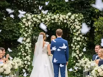 Lluvia de confeti en una ceremonia al aire libre