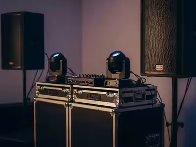 Cabina de DJ montada con bocinas y luces de pista