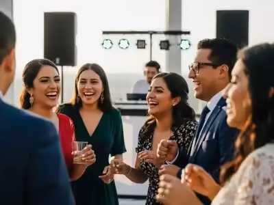 Invitados bailando frente a la cabina del DJ en un salón