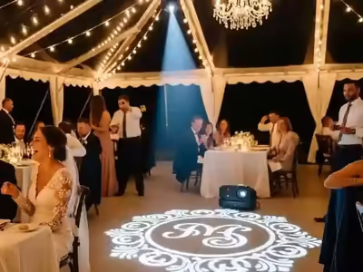 Gobo proyectado en el piso bajo una carpa con guirnaldas