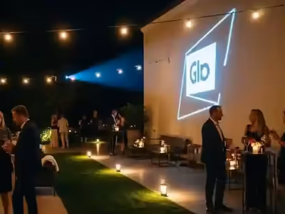 Logotipo de una marca proyectado con gobo sobre un muro exterior