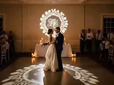 Monograma de boda proyectado a la vez en el piso y en el muro