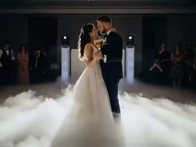Novios bailando sobre una alfombra de nubes de humo bajo