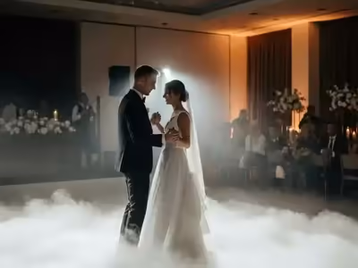 Nube de humo bajo en la pista vista desde las mesas de los invitados