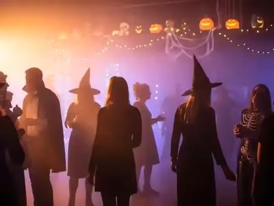 Humo teñido con LED de color en la pista de una fiesta