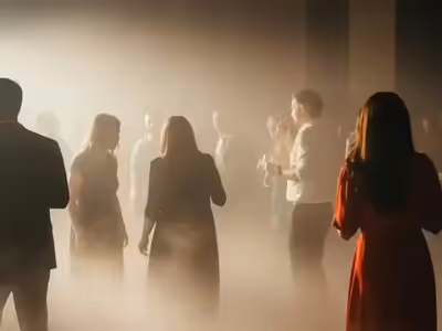Humo denso llenando la pista de baile de un salón