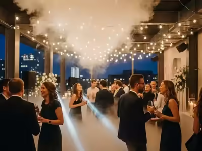 Humo haciendo visible el haz de luz sobre los invitados de un evento