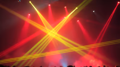 Haces de iluminación láser sobre una pista de baile