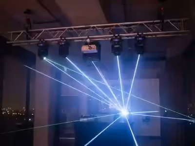 Haces de láser abriéndose en abanico sobre una pista de baile