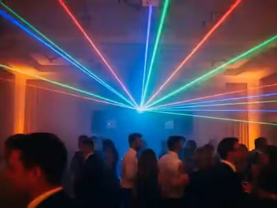 Láser RGB cruzando el techo de un salón durante un evento social