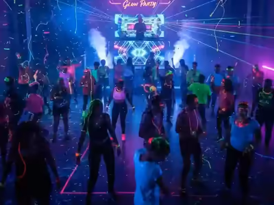 Pista de baile montada como glow party con ropa fluorescente encendida