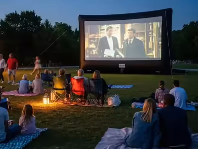 Proyección nítida en pantalla inflable con la noche ya cerrada